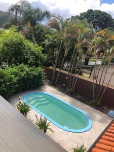 Vista de la piscina de Linda casa com piscina em Bombinhas, espaço inteiro o alrededores