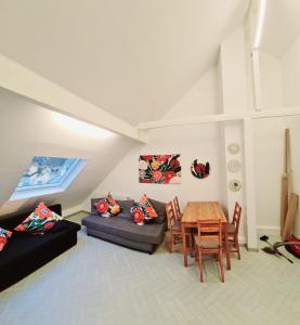 ein Wohnzimmer mit einem Sofa und einem Tisch in der Unterkunft ELENA flat NELKE Oberhausen Zentrum CentrO Westfield in Oberhausen