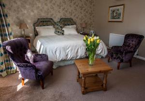 A bed or beds in a room at Wood Advent Farm 