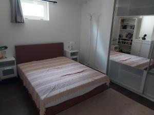 Posteľ alebo postele v izbe v ubytovaní 2+2személyes apartman kerttel