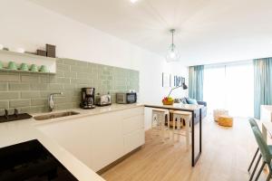 Kuchyňa alebo kuchynka v ubytovaní Luxury Penthouse With Jacuzzi La Strada