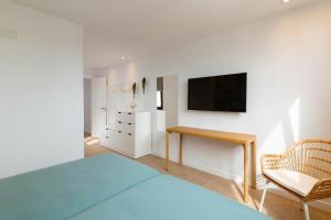Televízia a/alebo spoločenská miestnosť v ubytovaní Luxury Penthouse With Jacuzzi La Strada