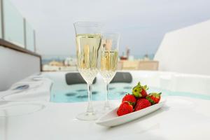 Nápoje v ubytovaní Luxury Penthouse With Jacuzzi La Strada
