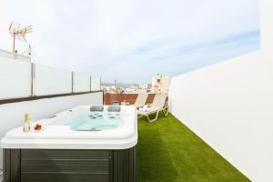 Balkón alebo terasa v ubytovaní Luxury Penthouse With Jacuzzi La Strada