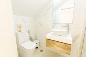 Kúpeľňa v ubytovaní Luxury Penthouse With Jacuzzi La Strada