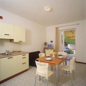 a kitchen and dining room with a table and chairs at Camping Wien in Peschiera del Garda