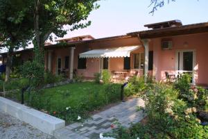 a house with a garden and a patio at Camping Wien in Peschiera del Garda