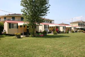 a row of mobile homes in a yard at Camping Wien in Peschiera del Garda