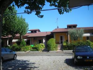 two cars parked in front of a house at Camping Wien in Peschiera del Garda
