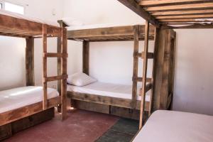 Lliteres en una habitació de Negrita Hostel