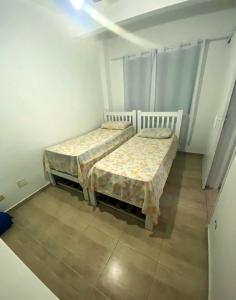 Cama ou camas em um quarto em Novidade - Apto a 500 metros da praia da Enseada