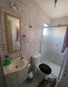 uma casa de banho com um WC, um lavatório e um chuveiro em Novidade - Apto a 500 metros da praia da Enseada no Guarujá