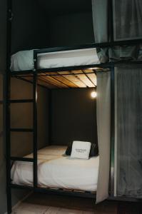 イピアレスにあるXanticoHostalの二段ベッド2組が備わる客室です。