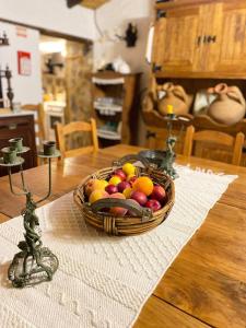 um cesto de fruta sentado numa mesa em Monte Abaixo em Almodôvar