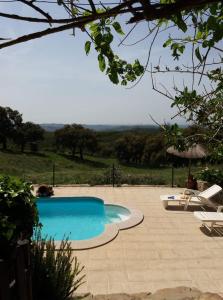 A piscina localizada em Monte Abaixo ou nos arredores