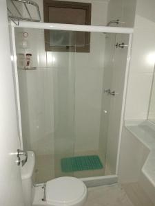 ein Badezimmer mit Glasdusche und Toilette in der Unterkunft Maravilhoso apartamento tipo loft na Reserva do Sahy em Mangaratiba RJ in Mangaratiba
