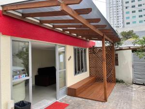 a wooden pergola on the side of a house at Hotel San Carlos in Balneário Camboriú