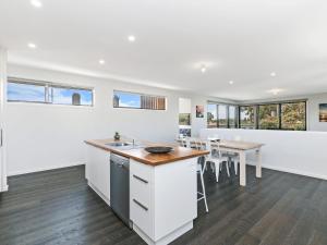 una cucina a pianta aperta e una sala da pranzo con tavolo e sedie di Thunder Point a Warrnambool