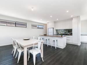 Gallery image of Thunder Point in Warrnambool
