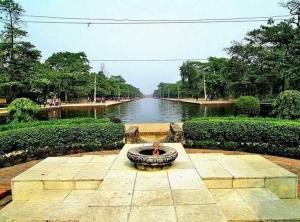 a view of a body of water with a fountain at Hotel Kanthak in Rummindei