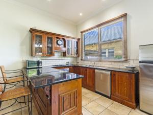 
A kitchen or kitchenette at Fairholme Townhouse
