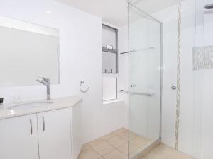 Bilik mandi di 2 BD spacious apartment in Parkyn Parade with water views. +9 gambar