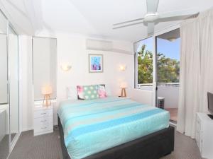 Cama o camas de una habitación en 2 bedroom apartment in Parkyn Parade, the best location in town!