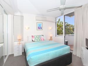 Katil atau katil-katil dalam bilik di 2 BD spacious apartment in Parkyn Parade with water views.