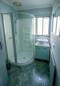 ein Bad mit einer Dusche und einem Waschbecken in der Unterkunft Altitude Apartment 2 in Baw Baw Village