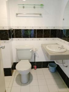un bagno con un water e un lavandino di GLORY Beach Resort private 2 bedroom apartment a Port Dickson