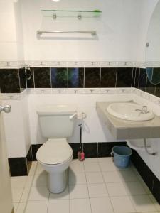 een badkamer met een toilet en een wastafel bij GLORY Beach Resort private 2 bedroom apartment in Port Dickson