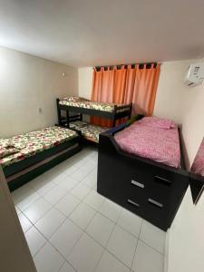 Cette chambre comprend 2 lits superposés et une fenêtre. dans l'établissement Bello Horizonte-Gloria Yaneth, à Santa Marta