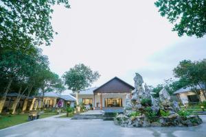 una casa con rocas delante de ella en Mít Garden Villas Sơn Tây Venuestay en Sơn Tây