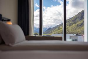Cette chambre dispose d'un canapé et offre une vue sur les montagnes. dans l'établissement Holiday Inn Queenstown Remarkables Park, à Queenstown