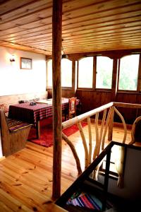 Habitación con mesa en una cabaña de madera en Guest House Pri Malkiya, en Leshten