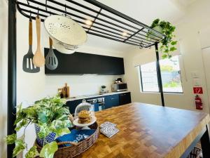 una cocina con una mesa de madera con un tazón. en Casa Swift, en McLaren Flat