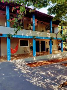 een gebouw met blauwe pilaren ervoor bij Suits - Canto do sabia in Brotas