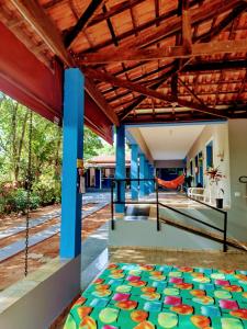 a room with a hammock in a house at Suits - Canto do sabia in Brotas