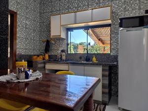 RodeioにあるSítio Paraíso Central - Casinhaのキッチン(木製テーブル、冷蔵庫付)