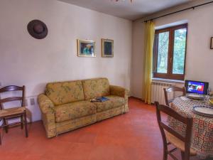 A television and/or entertainment centre at Farmhouse in Umbria near Lake Trasimeno
