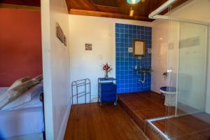 a bedroom with a bed and a bathroom with a shower at Villa Alexandrino in Rio de Janeiro +44 photos