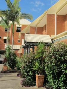 um edifício com um monte de plantas em frente dele em Spring Hill Terraces em Brisbane