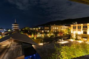 uma vista para uma cidade à noite com um pagode em Kyoto Higashiyamaso em Quioto