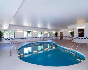 ein großer Pool in einem Hotelzimmer in der Unterkunft Quality Suites Near West Acres in Fargo