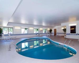 uma grande piscina num quarto de hotel em Quality Suites Near West Acres em Fargo