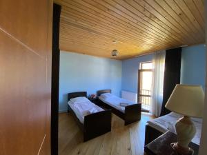 Letto o letti in una camera di Manana Japaridze's Guesthouse