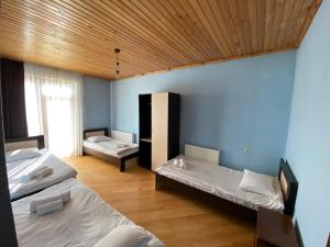 Postel nebo postele na pokoji v ubytování Manana Japaridze's Guesthouse