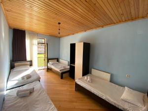 Letto o letti in una camera di Manana Japaridze's Guesthouse