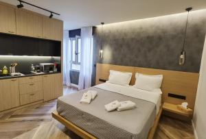 Postel nebo postele na pokoji v ubytování Triple A - Prime Location - Between Monastiraki & Syntagma Square-FREE Parking!