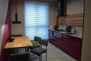 Η κουζίνα ή μικρή κουζίνα στο Kostjukowski apartments Nekrasova 45a